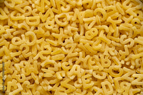 Detalle de sopa de letras aun sin cocer. Macro.