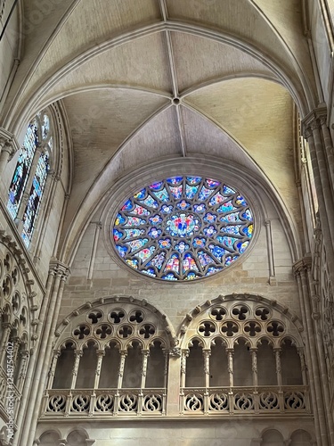 Fachada, puertas, techos y espacios increíbles de la catedral de Burgos, España.