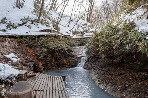 大湯沼川天然足湯　雪