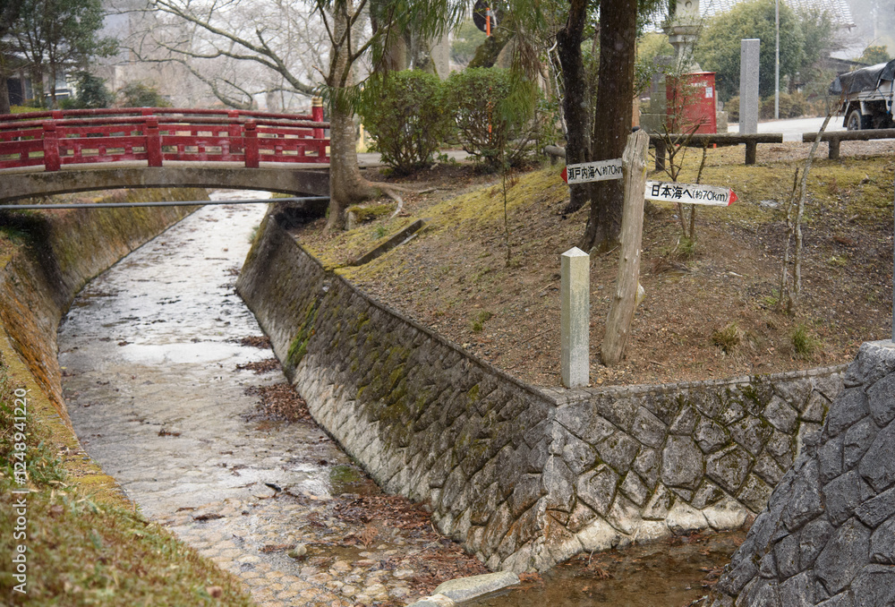 Φωτογραφία 兵庫県・丹波市の冬の風景、北と南へ水分れ公園
