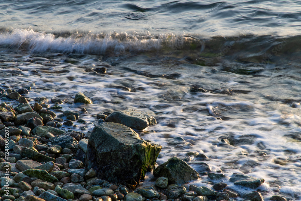 Obraz premium surf on the pebble beach