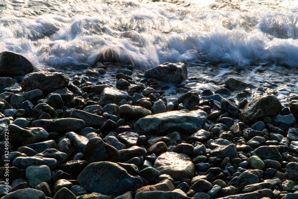 Obraz premium surf on the pebble beach