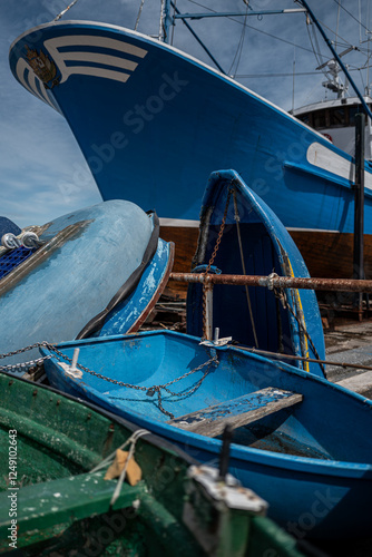 Bateau de pêche et barques dans le port de Fontarrabie (Hondarrabia) en espagne.