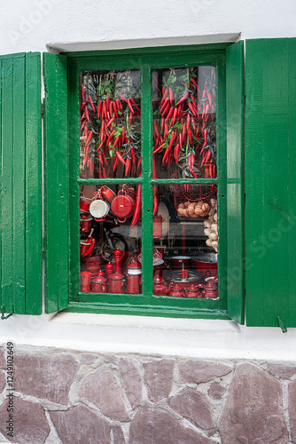 Décor à une fenêtre de boutique dans la vieille ville de Fontarrabie (Hondarrabia) en espagne.