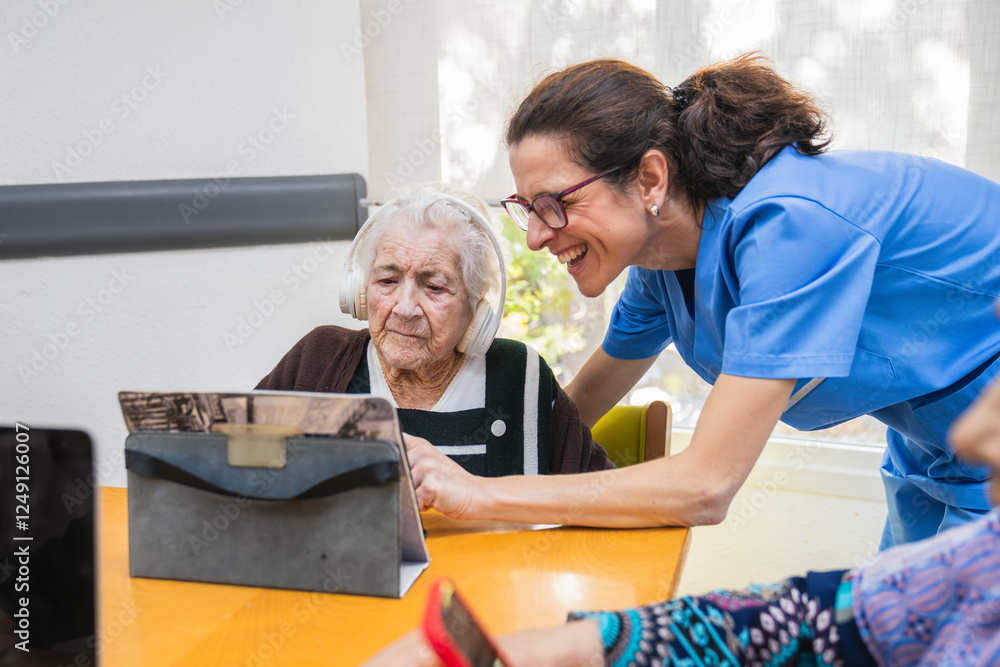 Obraz premium Compassionate nurse assisting elderly woman with tablet