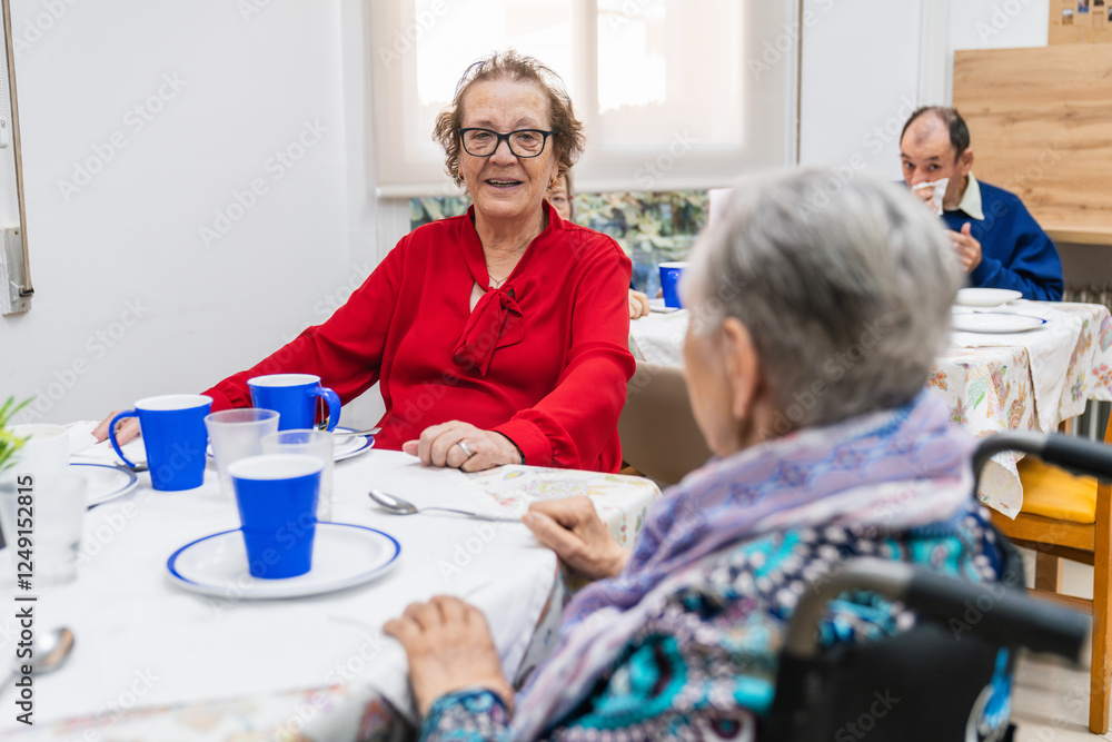 Obraz premium Seniors enjoying social time in nursing home