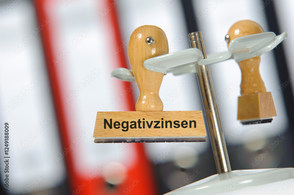 Vor vielen Aktenordner ist ein Holzstempel beschriftet mit dem Aufdruck Negativzinsen
