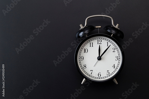 Wallpaper Mural 黒背景に目覚まし時計 Torontodigital.ca