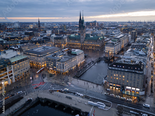 Obraz na płótnie Hamburg, Germany: Aerial of Hamburg city center with the historic city hall building, Rathaus in German, in northern Germany w salonie