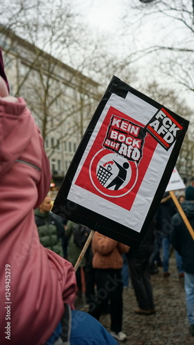 Plakate auf einer Demonstration gegen Rechtsextremismus