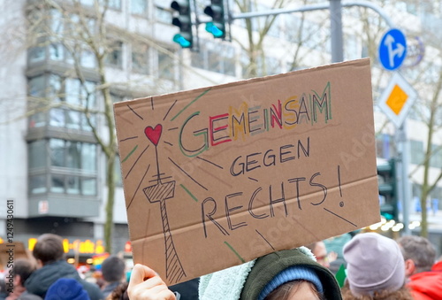 Plakate auf einer Demonstration gegen Rechtsextremismus