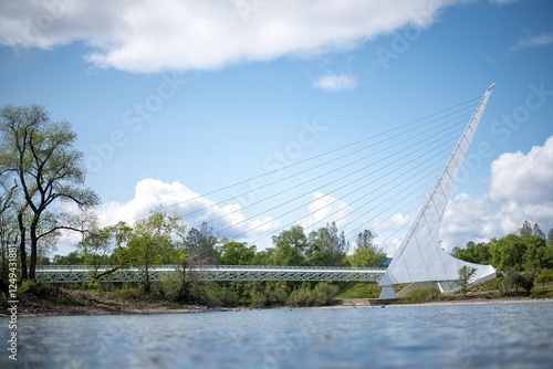 Fotografie Stunning View of Sundial Bridge: The sleek, white architecture of Sundial Bridge contrasts with the natural greenery and river in Redding, California