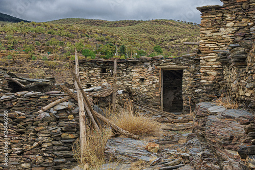 Antiguo cortijo de piedras abandonado