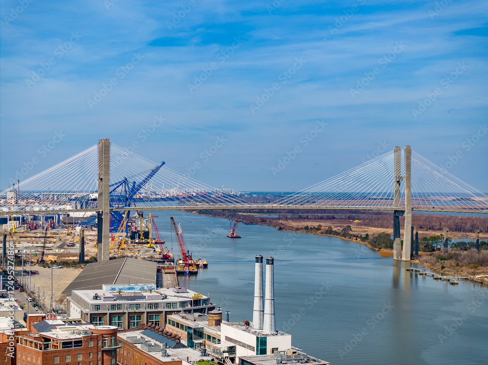 Obraz premium The Talmadge Memorial Bridge in Savannah Georgia