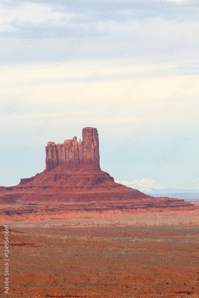 Fototapeta premium Scenic View of Monument Valley's Unique Desert Landscape