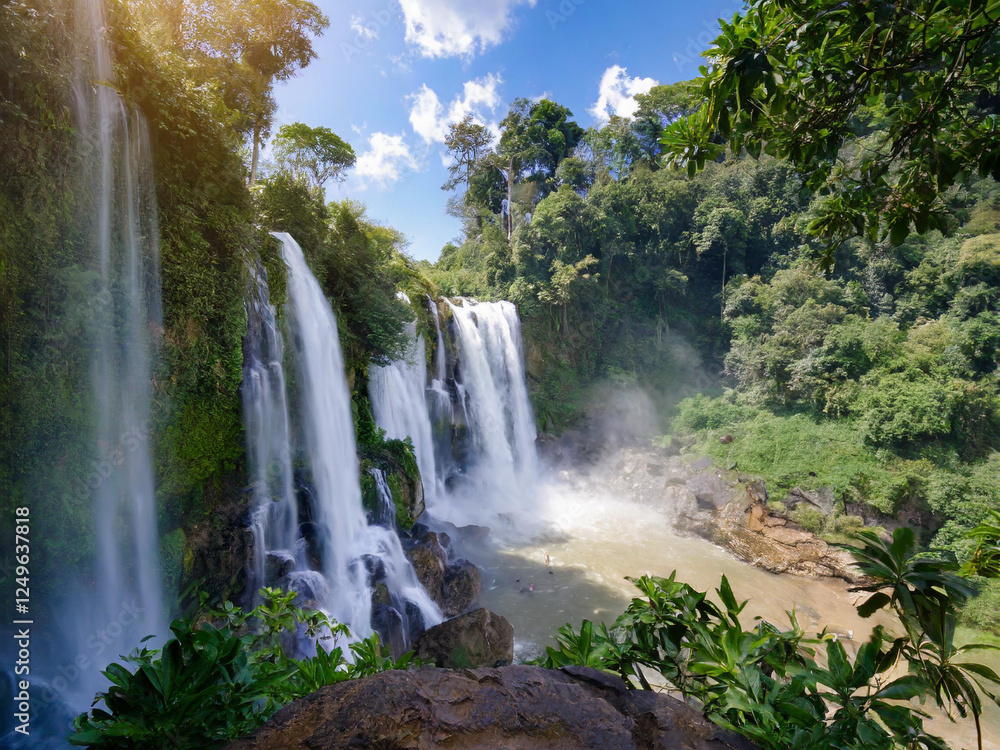 Obraz premium Beautiful waterfall in a tropical rainforest