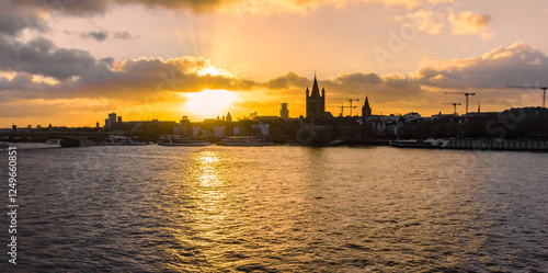 Obraz na płótnie Panorama of the sunset over the historic town and Rhine river in Cologne, Germany w salonie