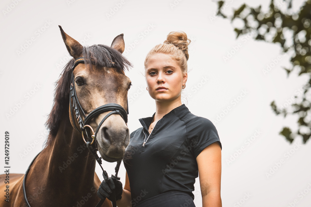 Obraz premium Reiterin mit Pferd