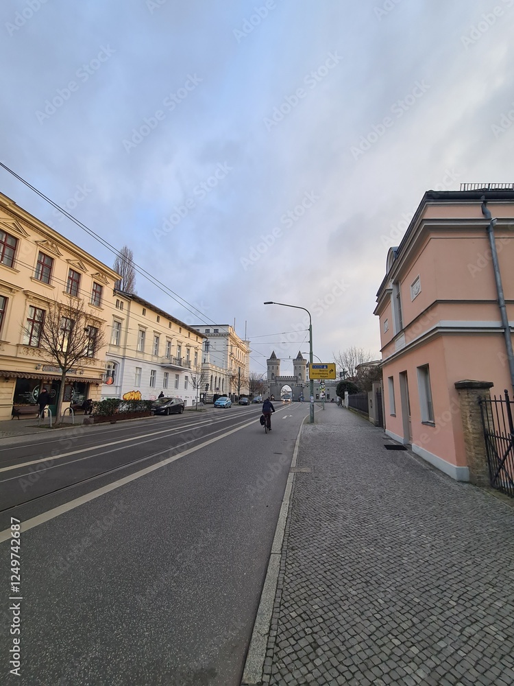 Spaziergang durch eine Potsdamer Strasse mit Wohngebäuden Spaziergang durch eine Potsdamer Strasse mit Wohngebäuden