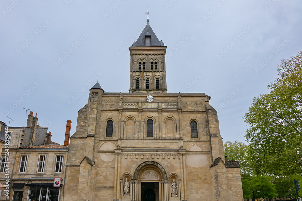Fototapeta premium Basilica of Saint Severinus (Basilique Saint-Seurin de Bordeaux) is a church built dawn of XI century. Basilica has the shape of a robust Romanesque church in the basilical form. Bordeaux, France.
