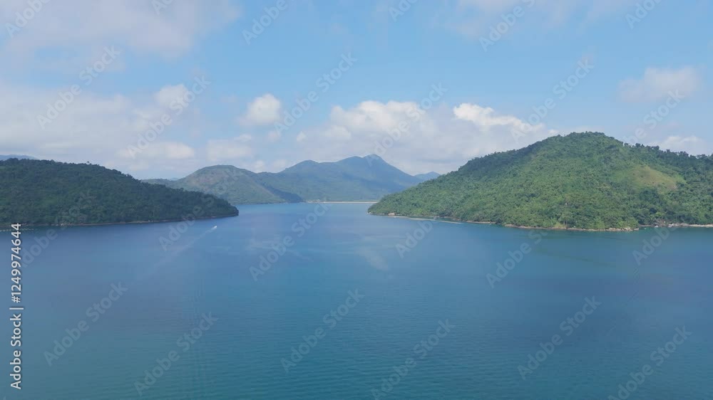 Paraty, a charming historic city, enchants with its preserved stone streets and a marina full of traditional boats, which reflect the rich local maritime culture. Paraty, a charming historic city, enchants with its preserved stone streets and a marina full of traditional boats, which reflect the rich local maritime culture.