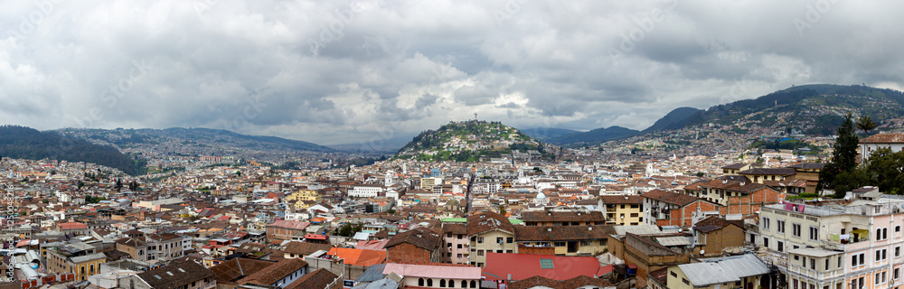 Naklejka premium Vista panorámica de Quito: Se observa la loma de El Panecillo, el centro histórico y el sur de la ciudad.