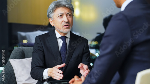 男性、相談、外交、会議、ミーティング、打ち合わせ、外交官、交渉、ビジネス、ビジネスマン、インタビュー、会談、エグゼクティブ、シニア、面会、ビジネスパーソン、社長、経営者、ミドルエイジ、中高年、日本人、スーツ、アドバイザー、コンサルタント、コンサルティング、上司、取材、撮影、面談、商談、夜、ロビー、ラウンジ、オフィス、仕事、提案、説明、会話、面接、60代、遺憾、抗議、密談、懇願、大使、不満、悩み、大
