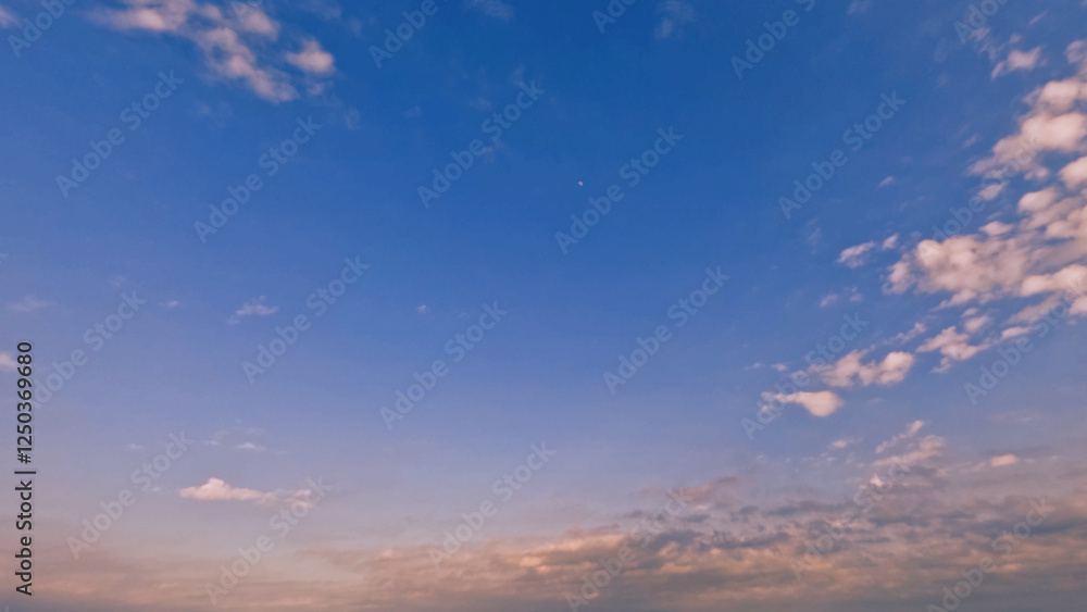 Obraz premium beautiful sunset goldish clouds on the sky backdrop - photo of nature