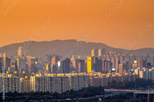 Obraz na płótnie Seoul cityscapes, skyline, high rise office buildings and skyscrapers with blue sky and cloud in Seoul city, winter daylight, top view in winter, Seoul, Republic of Korea,. w salonie