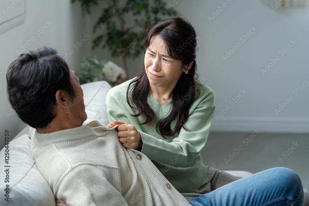 Fototapeta premium 夫を問い詰める50代妻