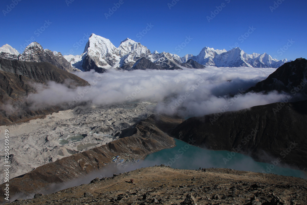 Φωτογραφία Dudh Pokhari, turquoise lake in Gokyo and sea of fog, Nepal.