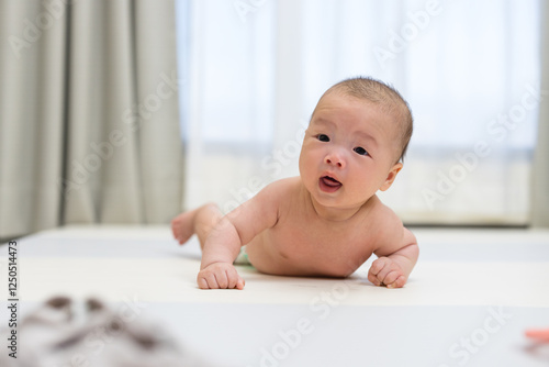 Quadro em tela Baby trying to crawl on soft play mat