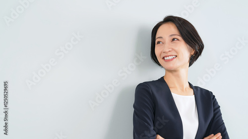 Foto 女性、ビジネスウーマン、ポートレート、ビジネス、ミドル、日本人、笑顔、キャリアウーマン、自信、爽やか、スーツ、かっこいい、凛々しい、経営者、美容、中年、仕事、働