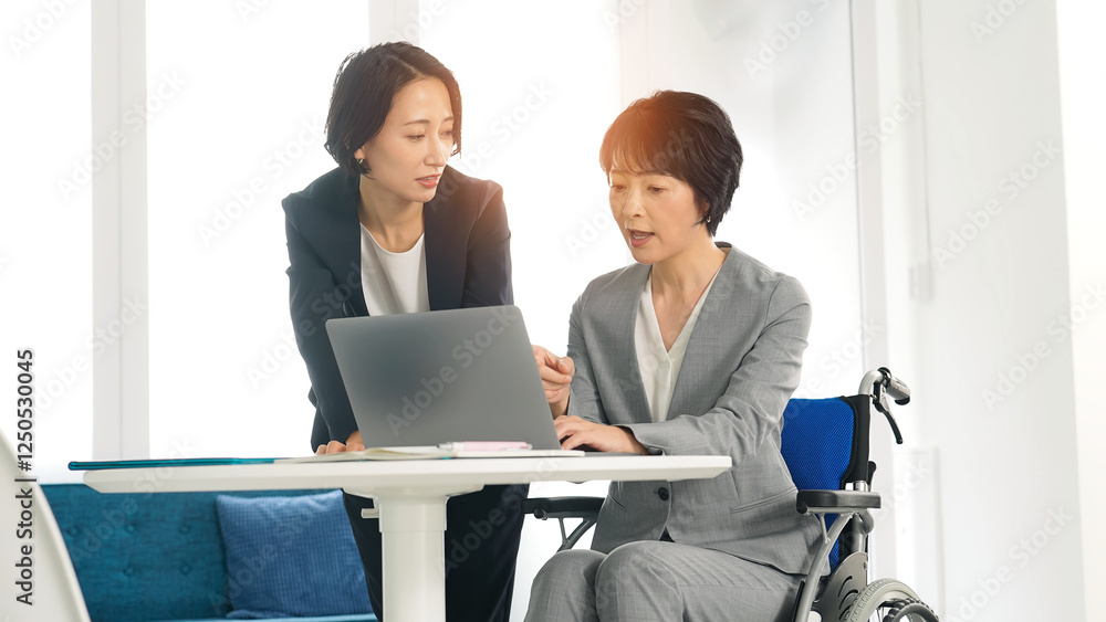 ビジネス、ビジネスウーマン、ビジネスマン、仕事、女性、会議、ミーティング、車椅子、車イス、障がい者、障害者、支援、オフィス、サポート、会社員、就職、転職、職業、アドバイザー、職場、事務、求人、日本人、ビジネスパーソン、相談、ノートパソコン、スーツ、パートナー、就活、就職活動、キャリアプランナー、キャリアウーマン、ソーシャルワーカー、スクール、エージェント、レッスン、オープン就労、障害者採用枠、雇用