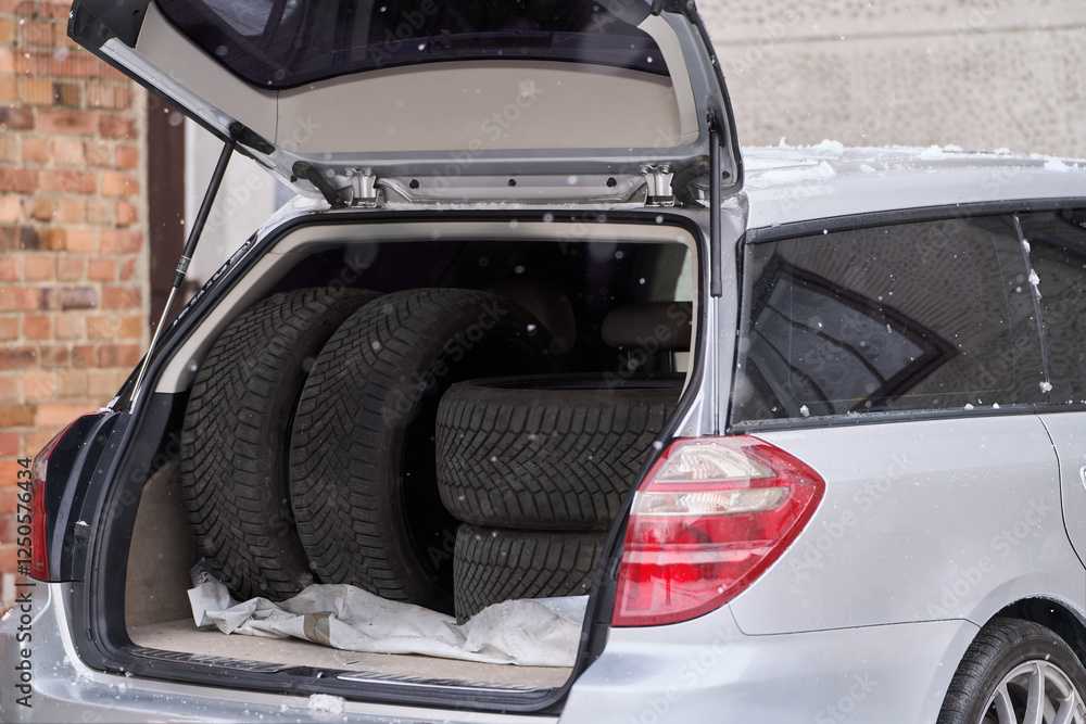 Obraz premium Trunk full of tires in winter scene