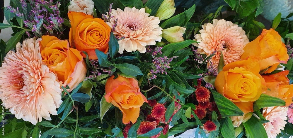 Obraz premium Blumenstrauss mit verschiedenen Sommerblumen als Vollbild