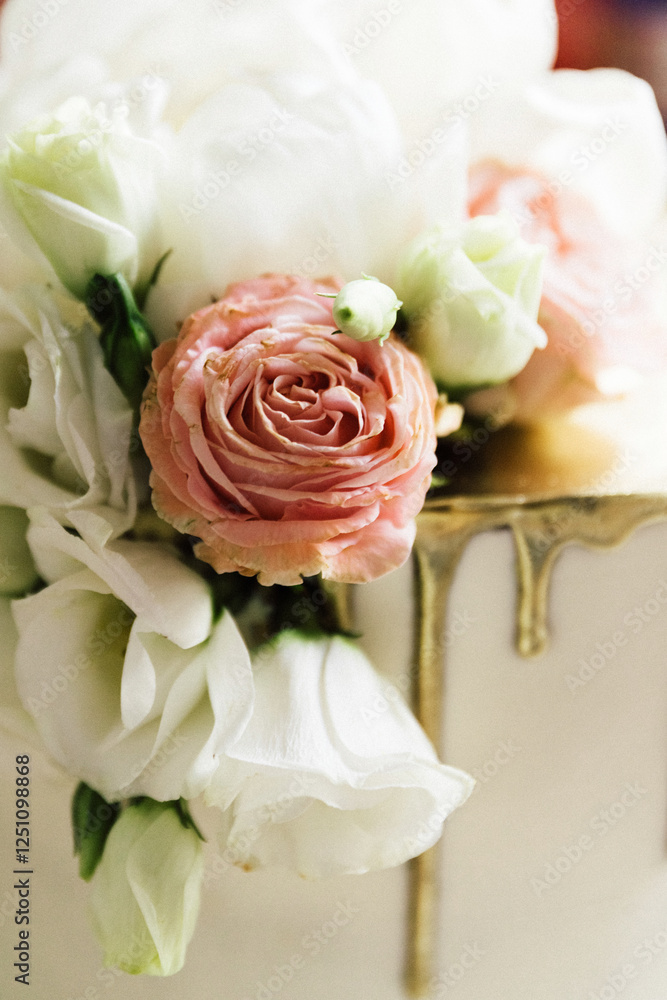 Fototapeta premium roses on a cake