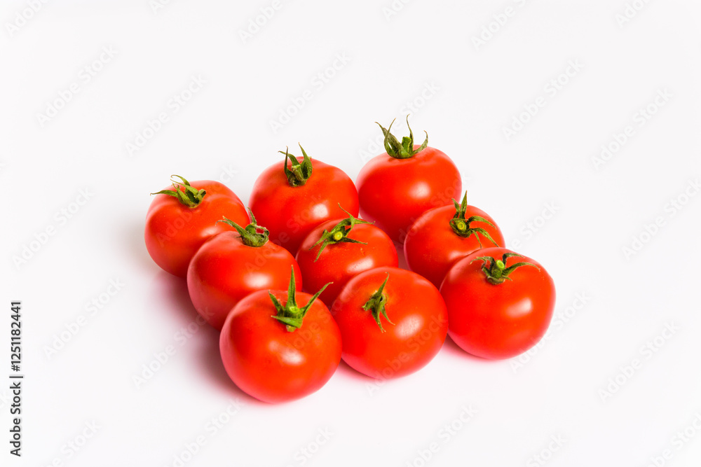 Frische rote Tomaten mit Stengeln vor weißem HIntergund isoliert, in Reihe Frische rote Tomaten mit Stengeln vor weißem HIntergund isoliert, in Reihe