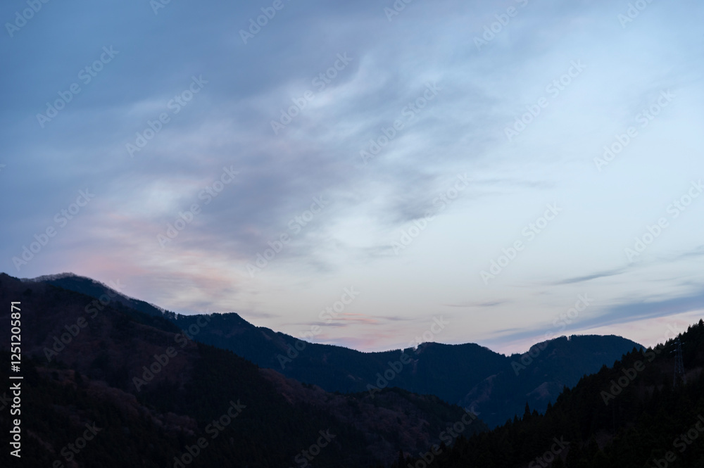 山の稜線と山に沈む夕日 山の稜線と山に沈む夕日
