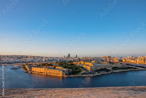 Malta paessaggio con mare , navi , romantico ,giorno e sera  