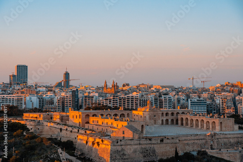 Malta paessaggio con mare , navi , romantico ,giorno e sera  