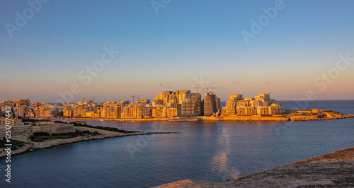Malta paessaggio con mare , navi , romantico ,giorno e sera  