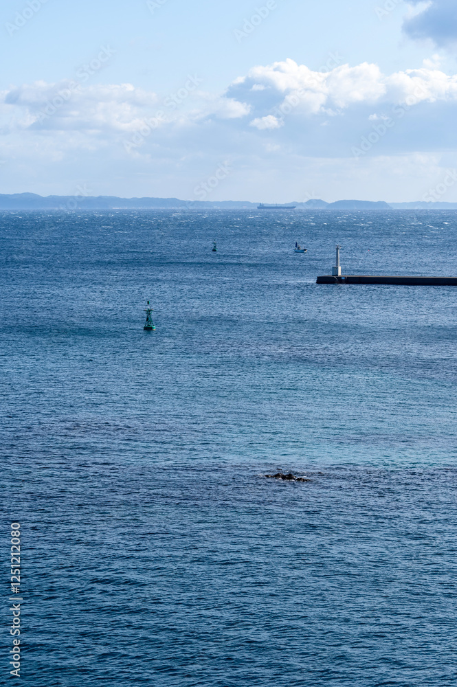 Obraz premium 城ヶ島大橋から望む三浦市三崎港の景色