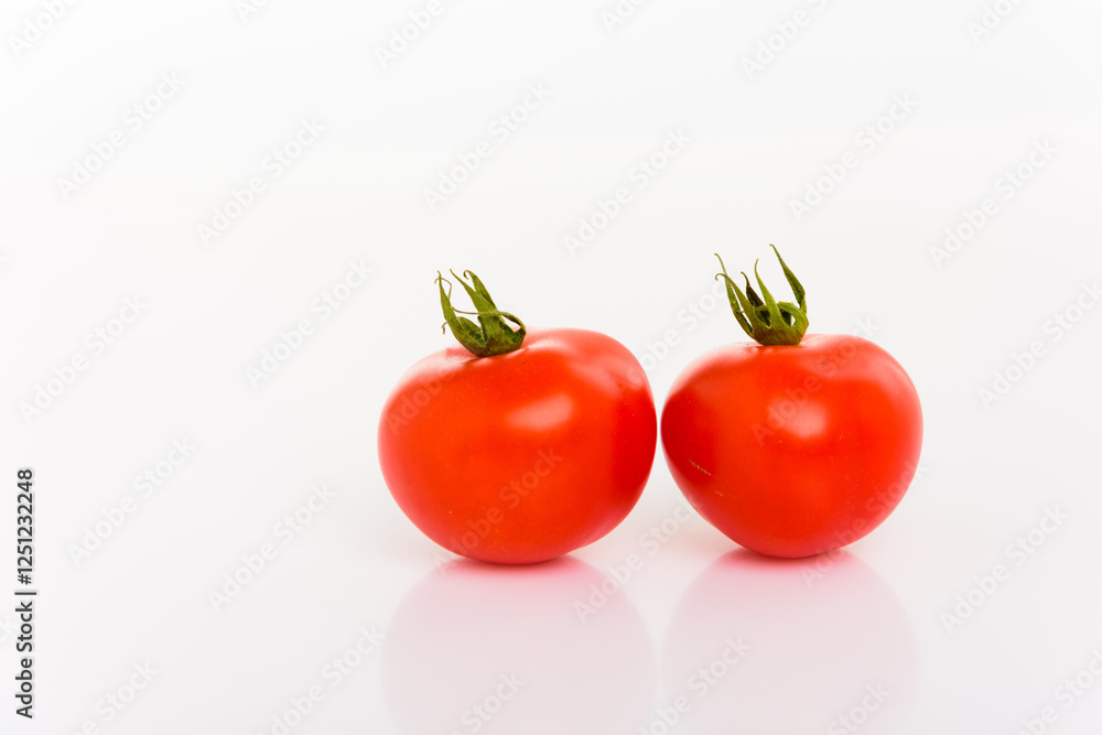 Zwei frische rote Tomaten mit Stengeln vor weißem Hintergrund isoliert Zwei frische rote Tomaten mit Stengeln vor weißem Hintergrund isoliert