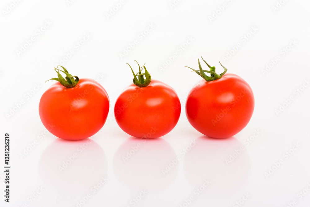 drei frische rote Tomaten mit Stengeln vor weißem Hintergund isoliert in Reihe drei frische rote Tomaten mit Stengeln vor weißem Hintergund isoliert in Reihe