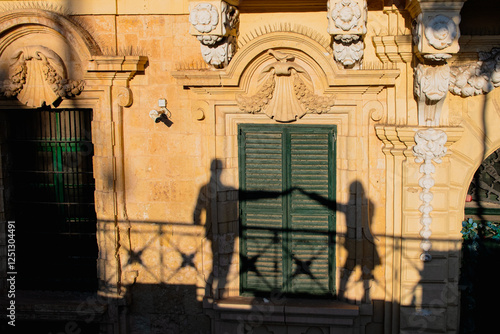 ombre di persone palazzo di valletta a malta ,foto 