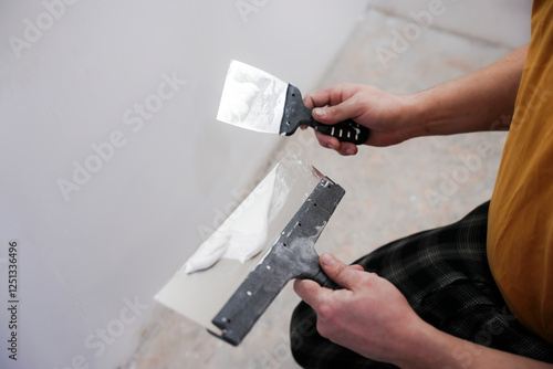 Bilde på lerret The worker processes the wall with putty