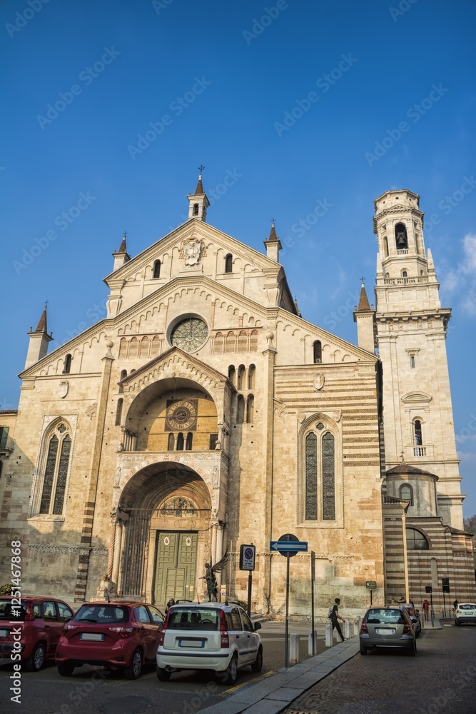 verona, italien - santa maria matricolare mit campanile