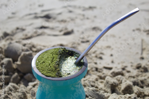 Chimarrão em uma praia no Brasil