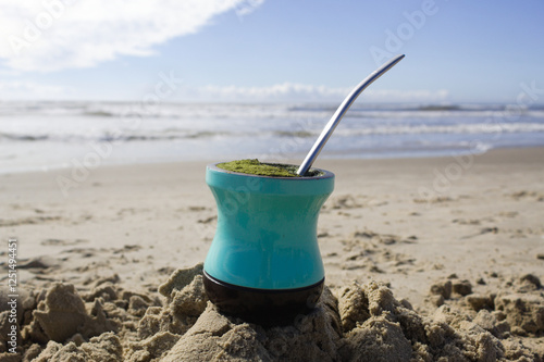 Chimarrão em uma praia no Brasil